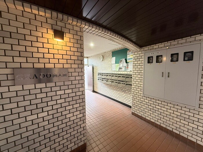 物件外観写真2　(エントランス部分)