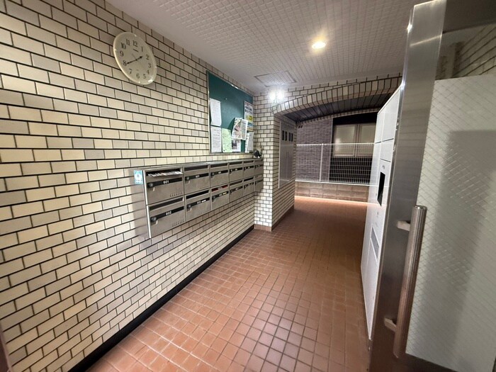 物件外観写真3　(エントランス部分)