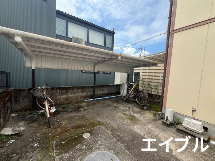物件外観写真4　(バイク置き場)