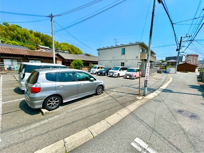 物件外観写真2　(駐車場)