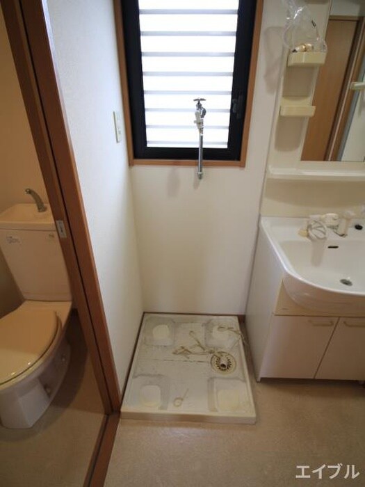 物件内観写真10　(洗濯機置場)