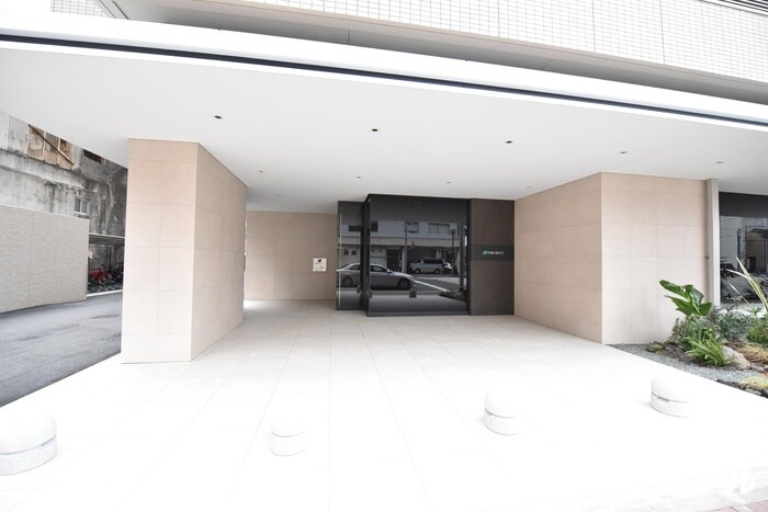 物件外観写真2　(エントランス部分)