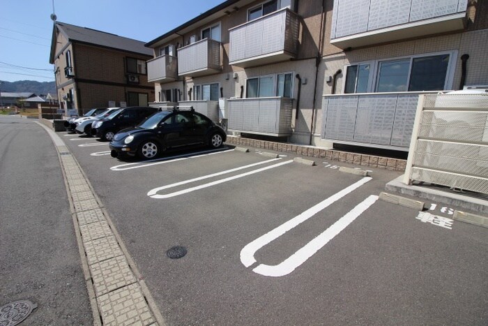 物件外観写真2　(駐車場)