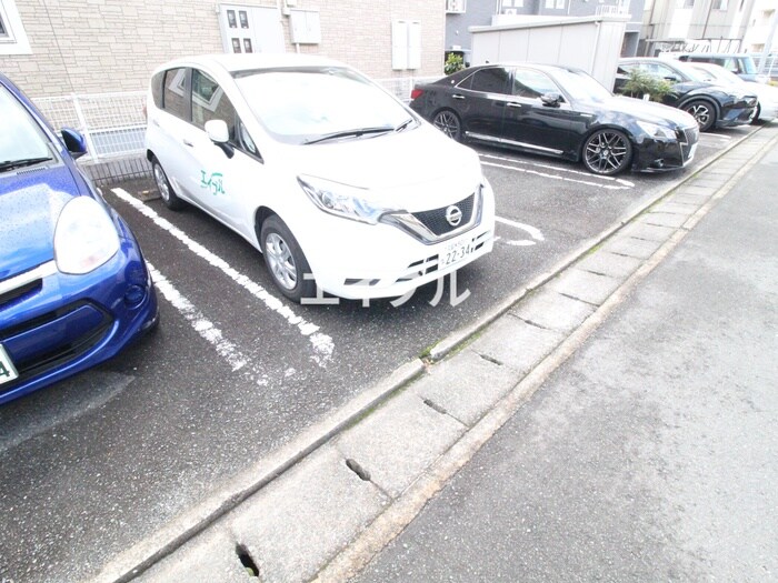 物件外観写真3　(駐車場)