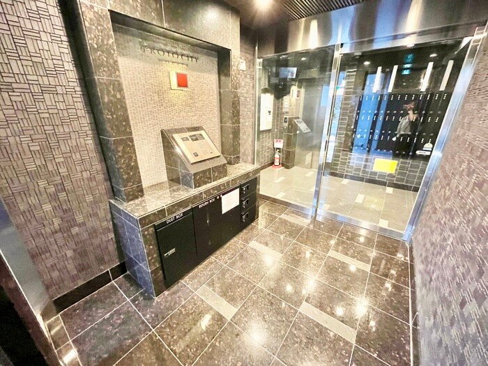 物件外観写真2　(エントランス部分)