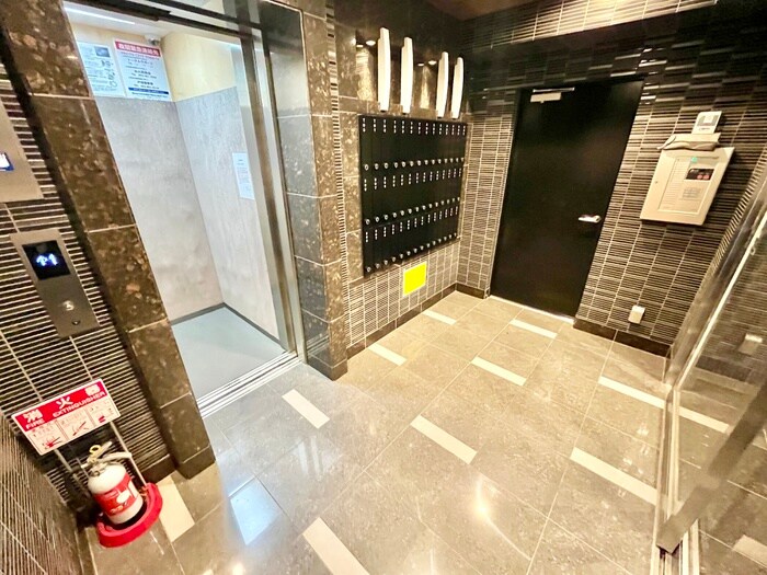 物件外観写真3　(エントランス部分)