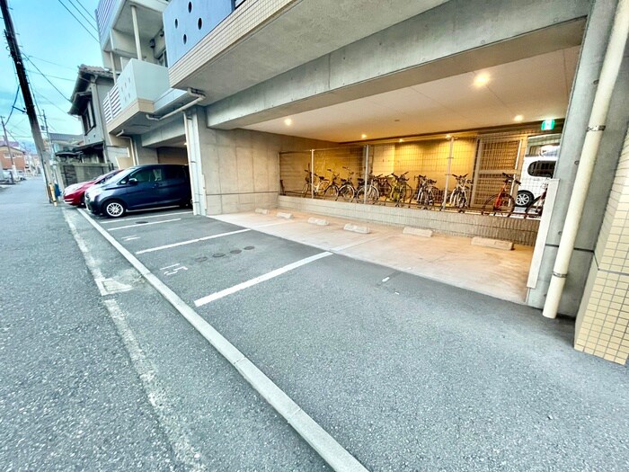 物件外観写真4　(駐車場)