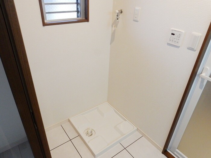 物件内観写真10　(洗濯機置場)