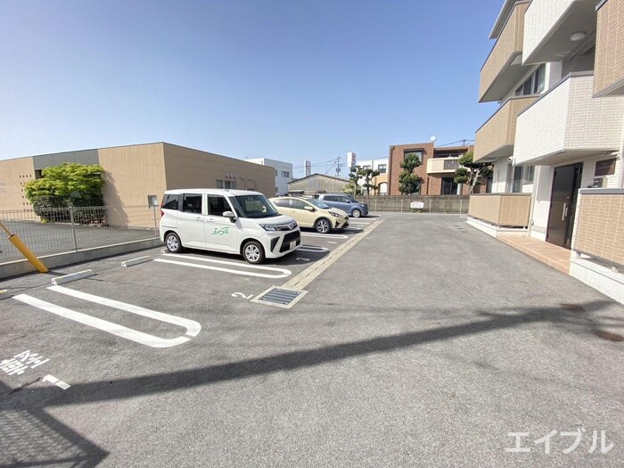 物件外観写真2　(駐車場)