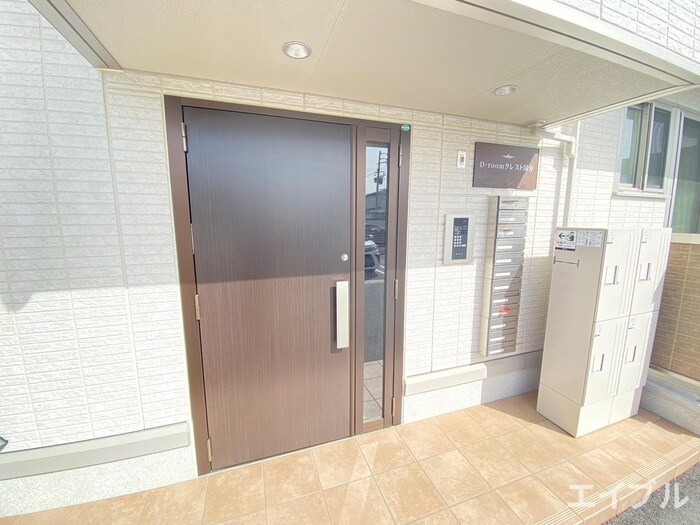 物件外観写真6　(エントランス部分)