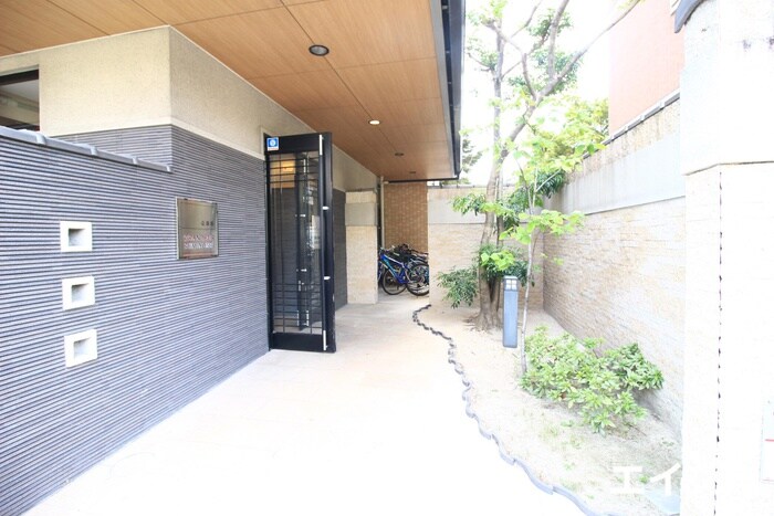 物件外観写真2　(エントランス部分)