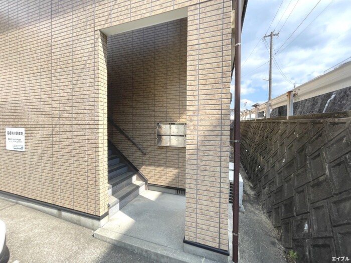 物件外観写真2　(エントランス部分)
