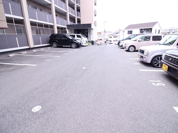 物件外観写真4　(駐車場)