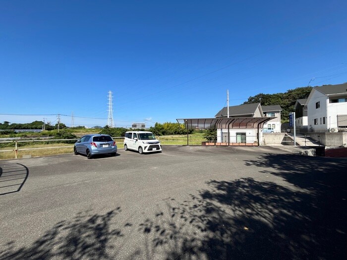 物件外観写真4　(駐車場)