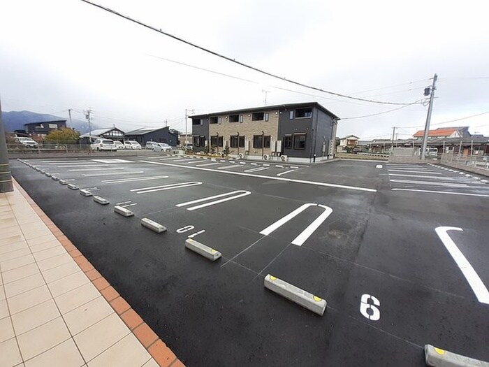 物件外観写真2　(駐車場)