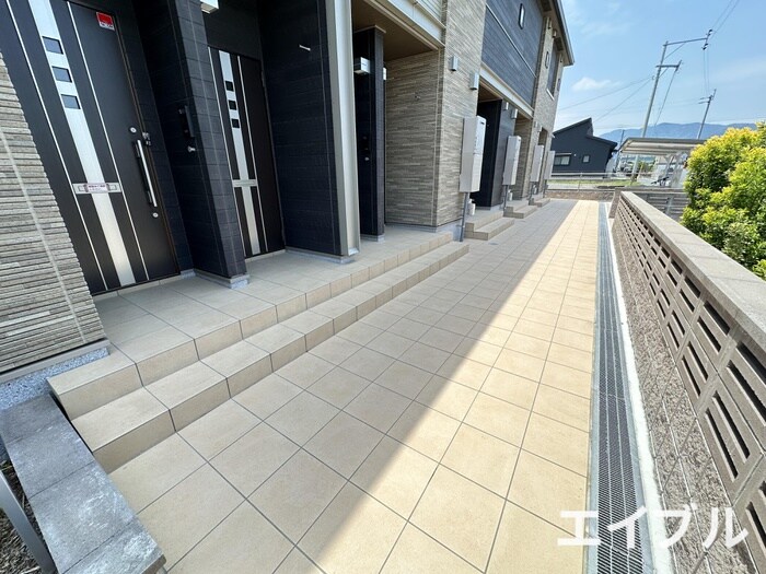 物件外観写真4　(エントランス部分)