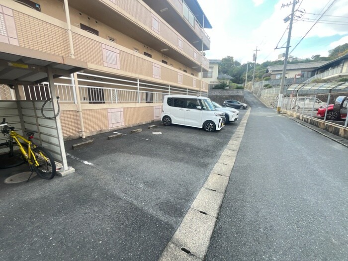 物件外観写真3　(駐車場)