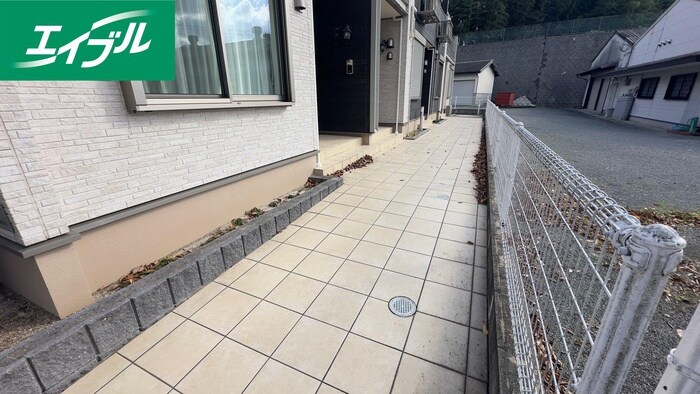 物件外観写真4　(エントランス部分)