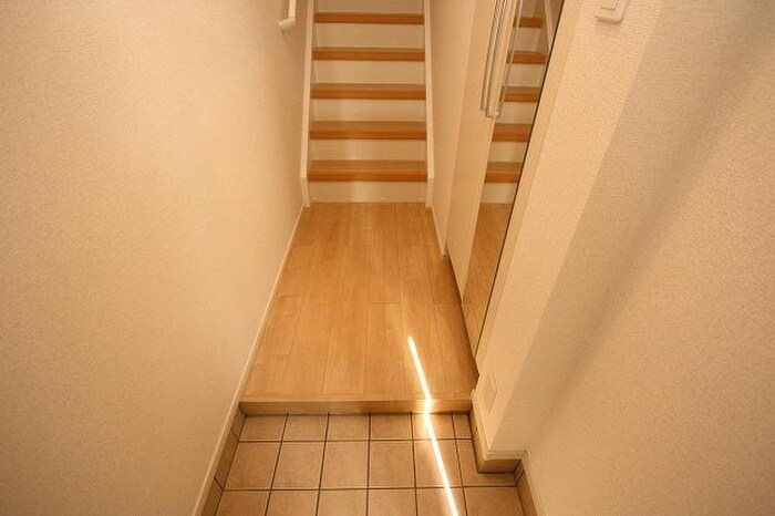 物件内観写真13　(玄関)