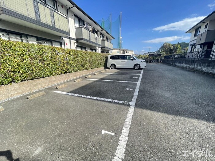 物件外観写真3　(駐車場)