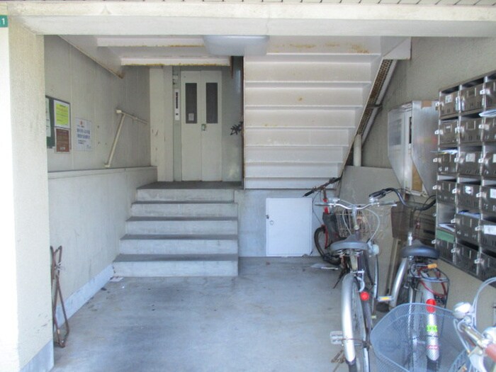 物件外観写真2　(エントランス部分)