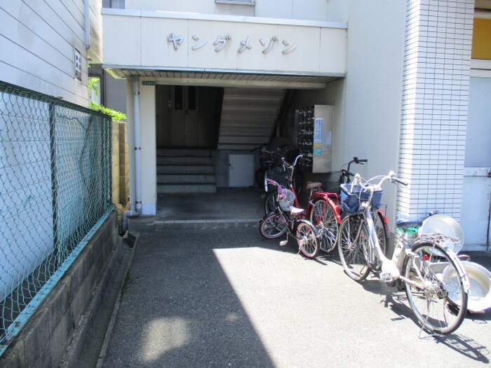 物件外観写真3　(駐輪場)