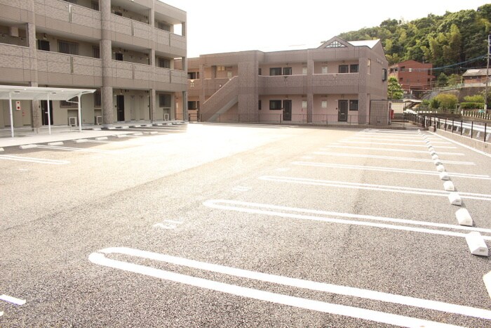 物件外観写真3　(駐車場)