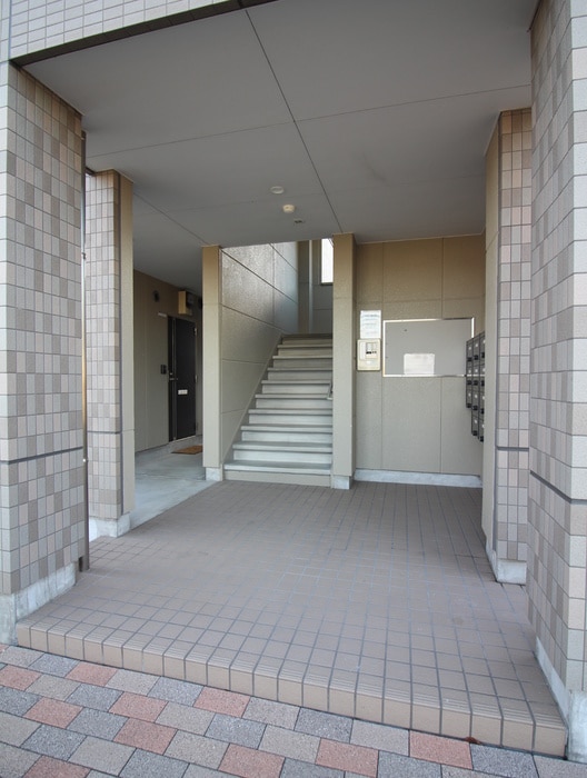 物件外観写真6　(エントランス部分)