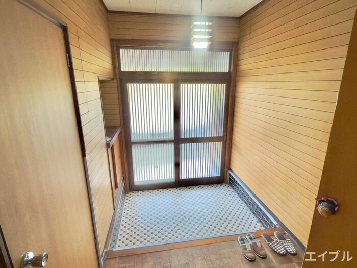 物件内観写真12　(玄関)