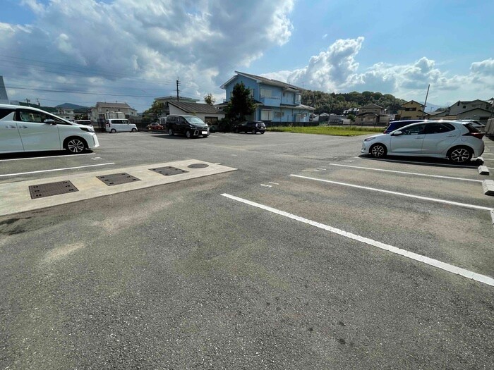 物件外観写真2　(駐車場)