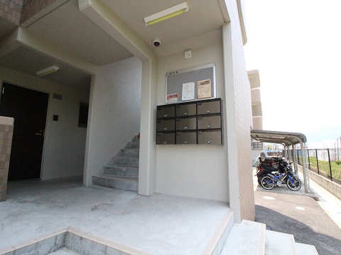 物件外観写真3　(エントランス部分)