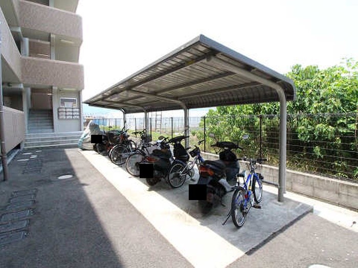 物件外観写真4　(駐輪場)