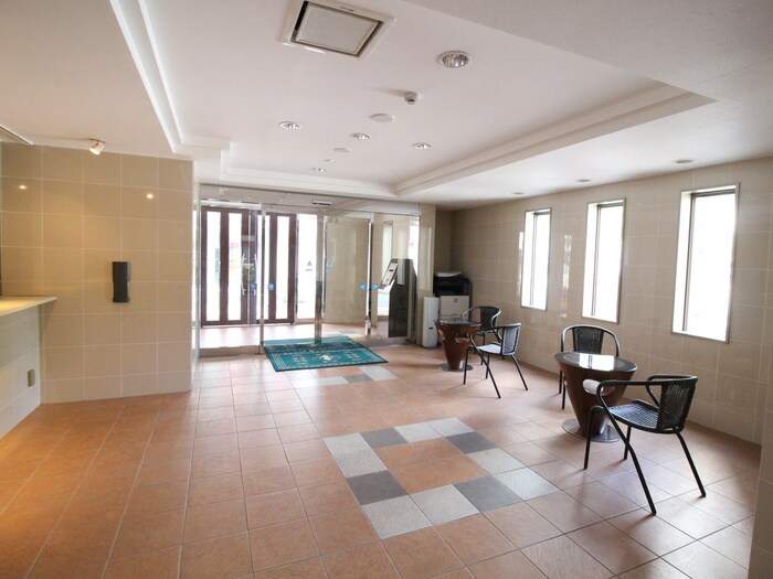 物件外観写真2　(エントランス部分)