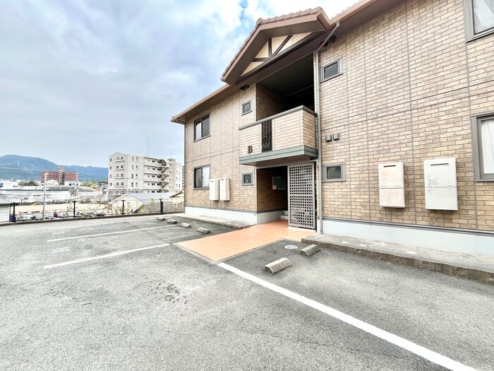 物件外観写真3　(駐車場)