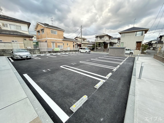 物件外観写真2　(駐車場)