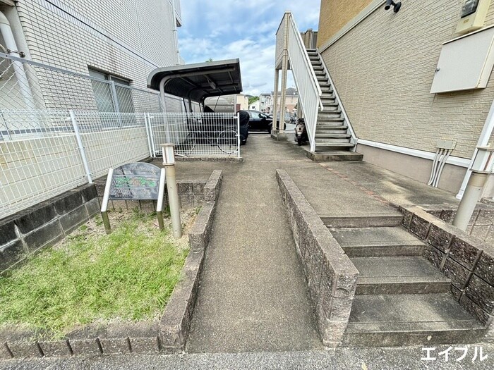 物件外観写真4　(エントランス部分)