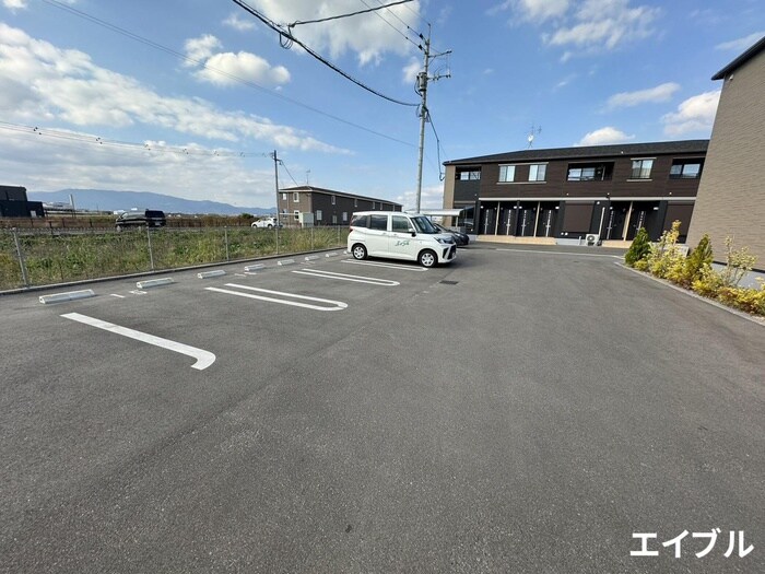 物件外観写真2　(駐車場)