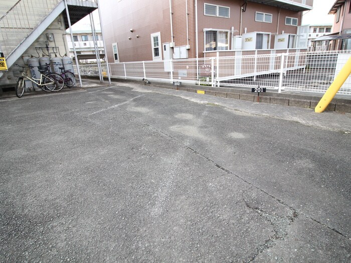 物件外観写真2　(駐車場)