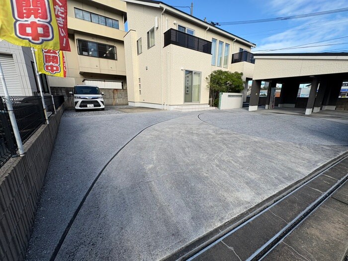 物件外観写真3　(駐車場)