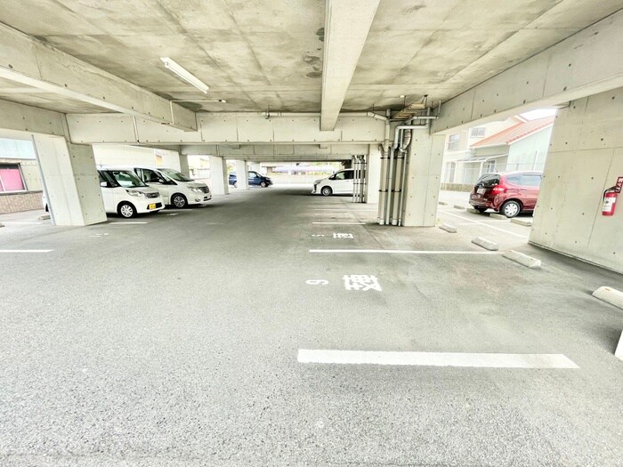 物件外観写真2　(駐車場)