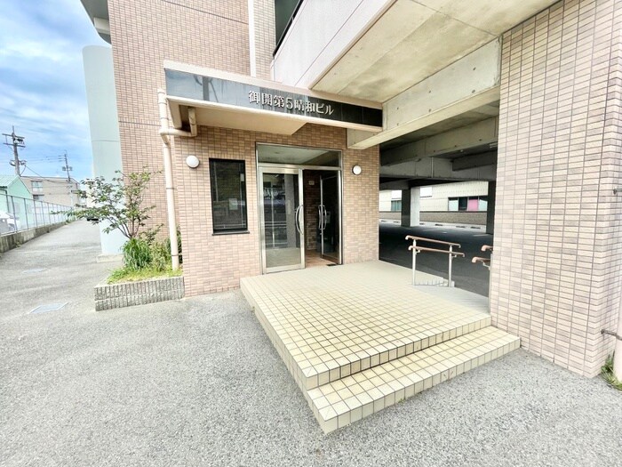 物件外観写真4　(エントランス部分)