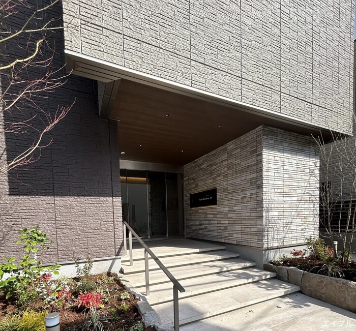 物件外観写真3　(エントランス部分)