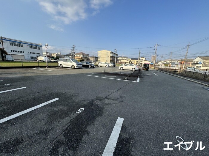 物件外観写真2　(駐車場)