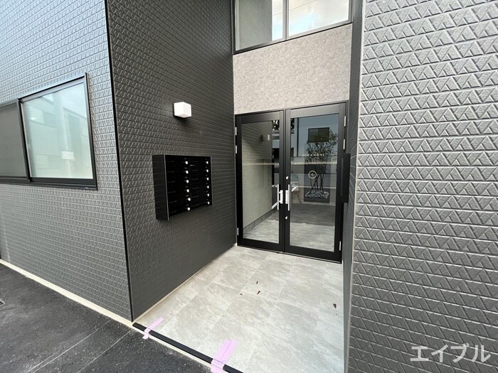 物件外観写真2　(エントランス部分)