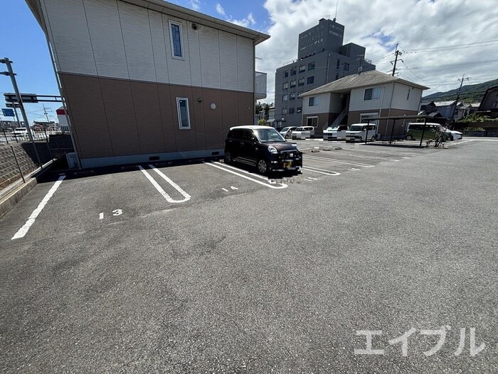 物件外観写真2　(駐車場)