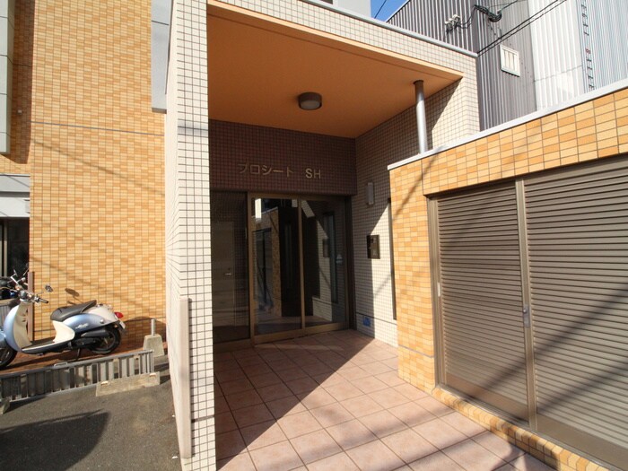 物件外観写真3　(エントランス部分)