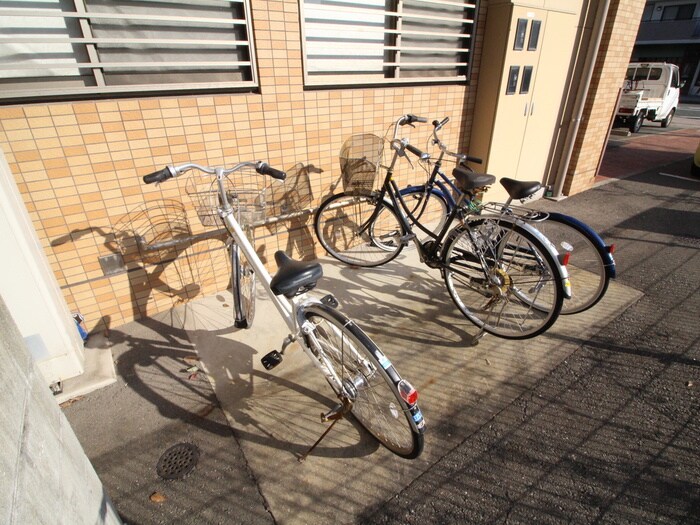 物件外観写真4　(駐輪場)