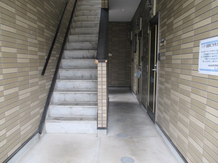 物件外観写真3　(エントランス部分)