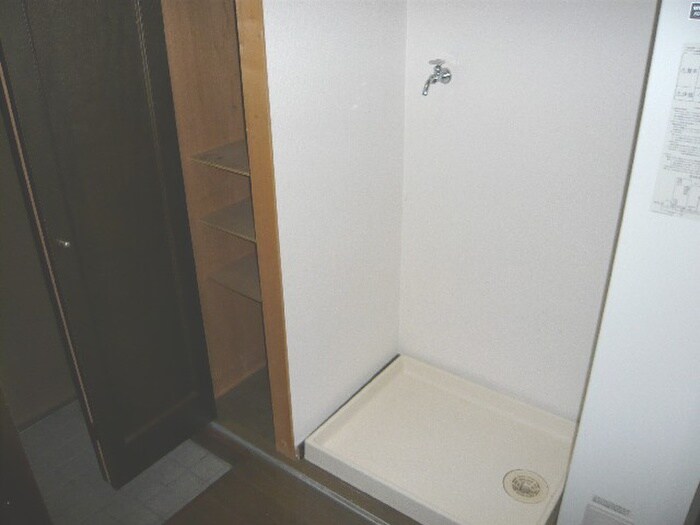 物件内観写真16　(洗濯機置場)