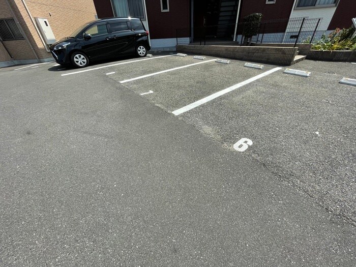 物件外観写真2　(駐車場)